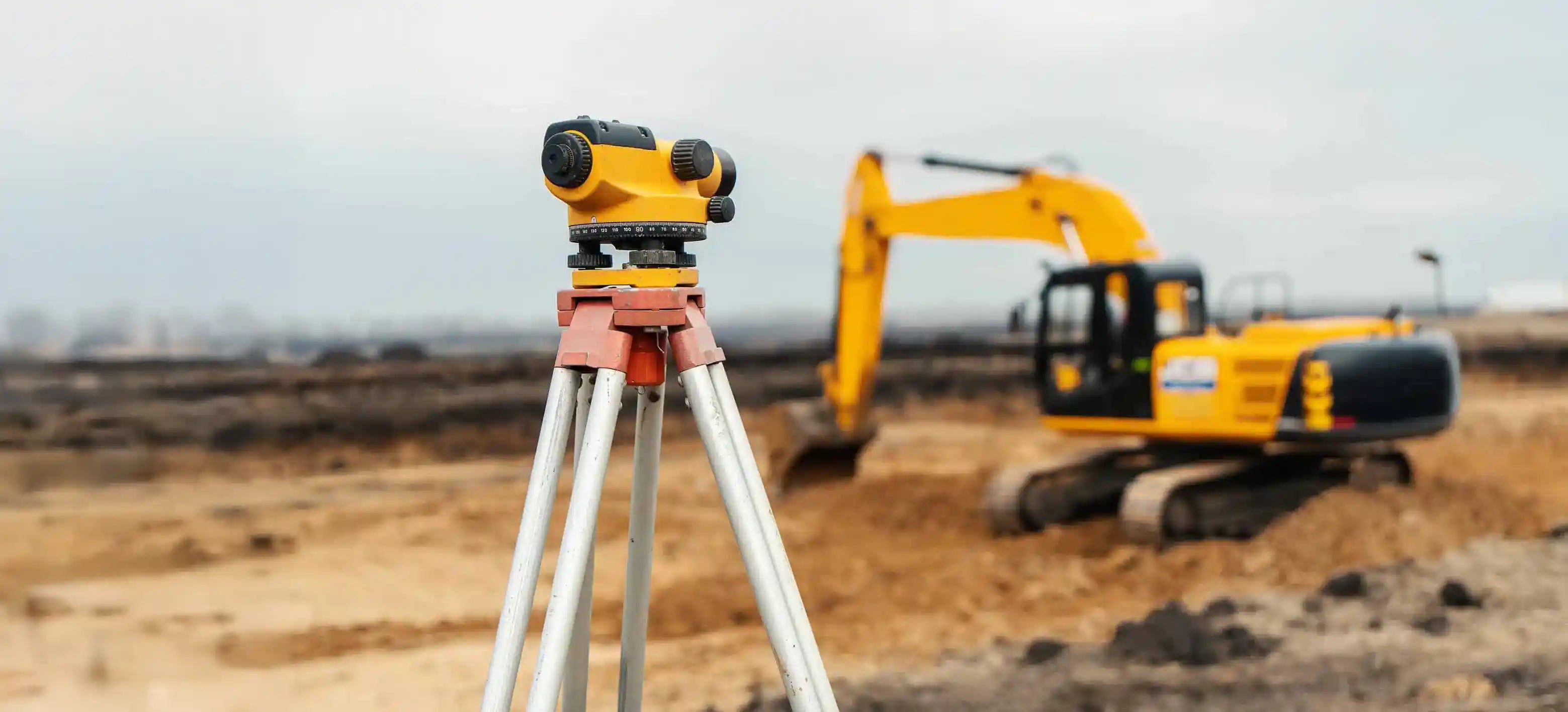 Nivel óptico topográfico sobre trípode para trabajos de topografía y obra