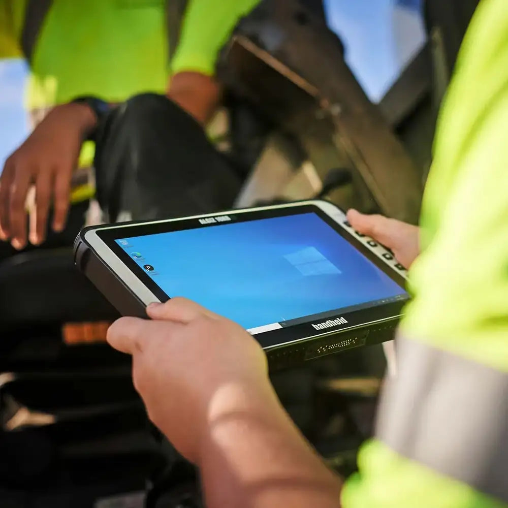 Vista frontal Algiz 10XR con pantalla 10,1" 850 nits y táctil de 10 puntos