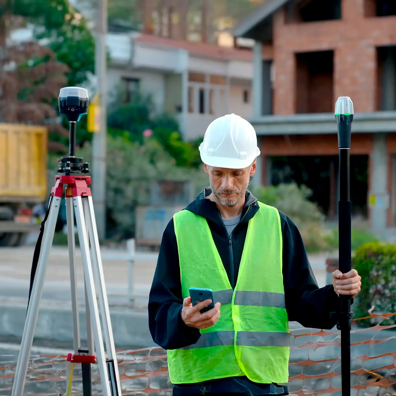 Con el Reach RX y el Reach RS3, puedes montar una solución GNSS RTK completa y profesional (base + rover)