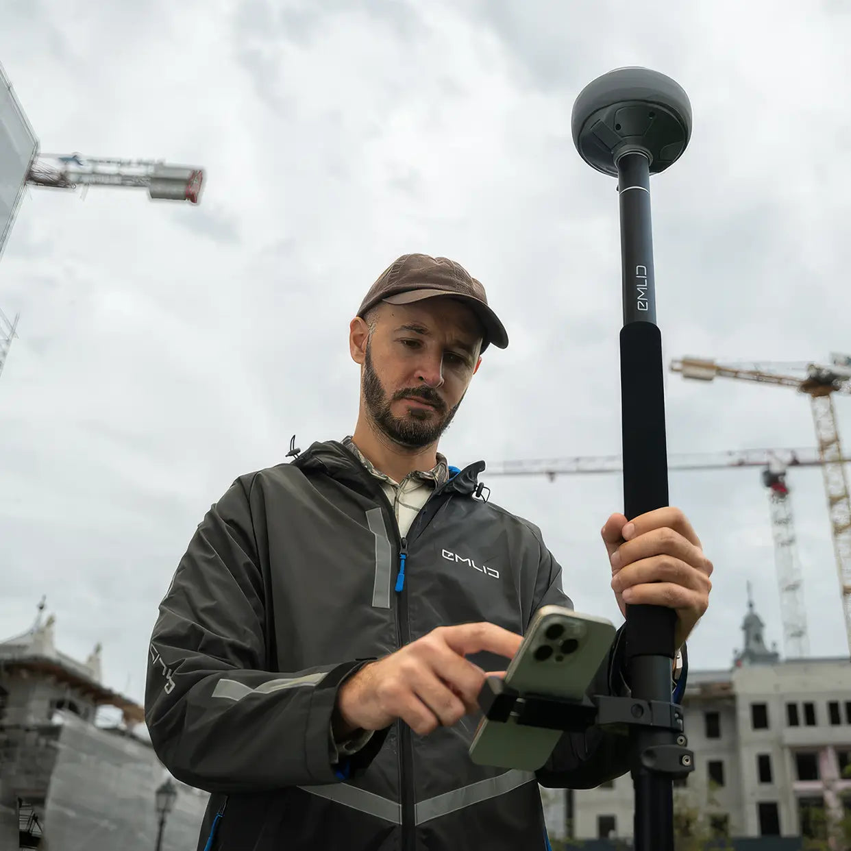 Emlid Reach RS4 Pro realizando replanteo visual con realidad aumentada en obra