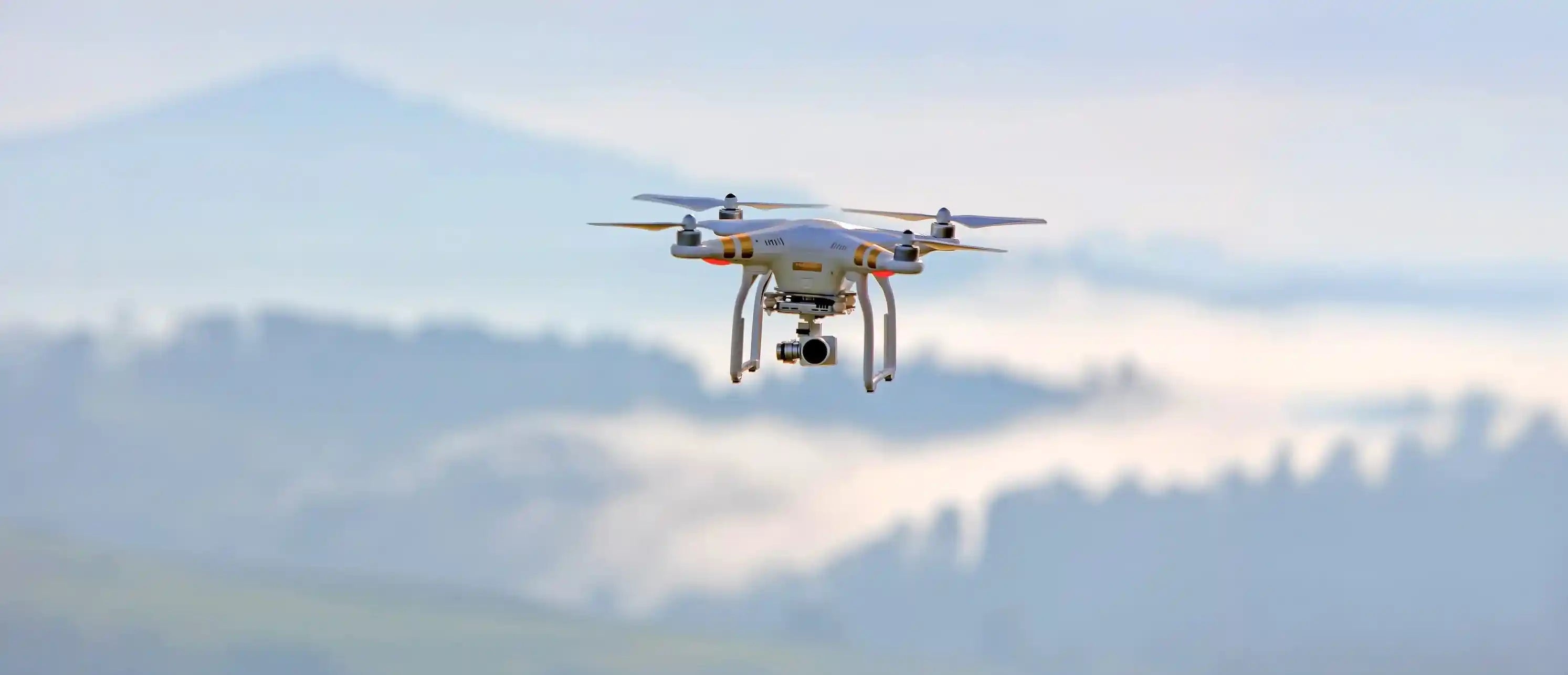 Dron topográfico RTK realizando fotogrametría en un levantamiento topográfico