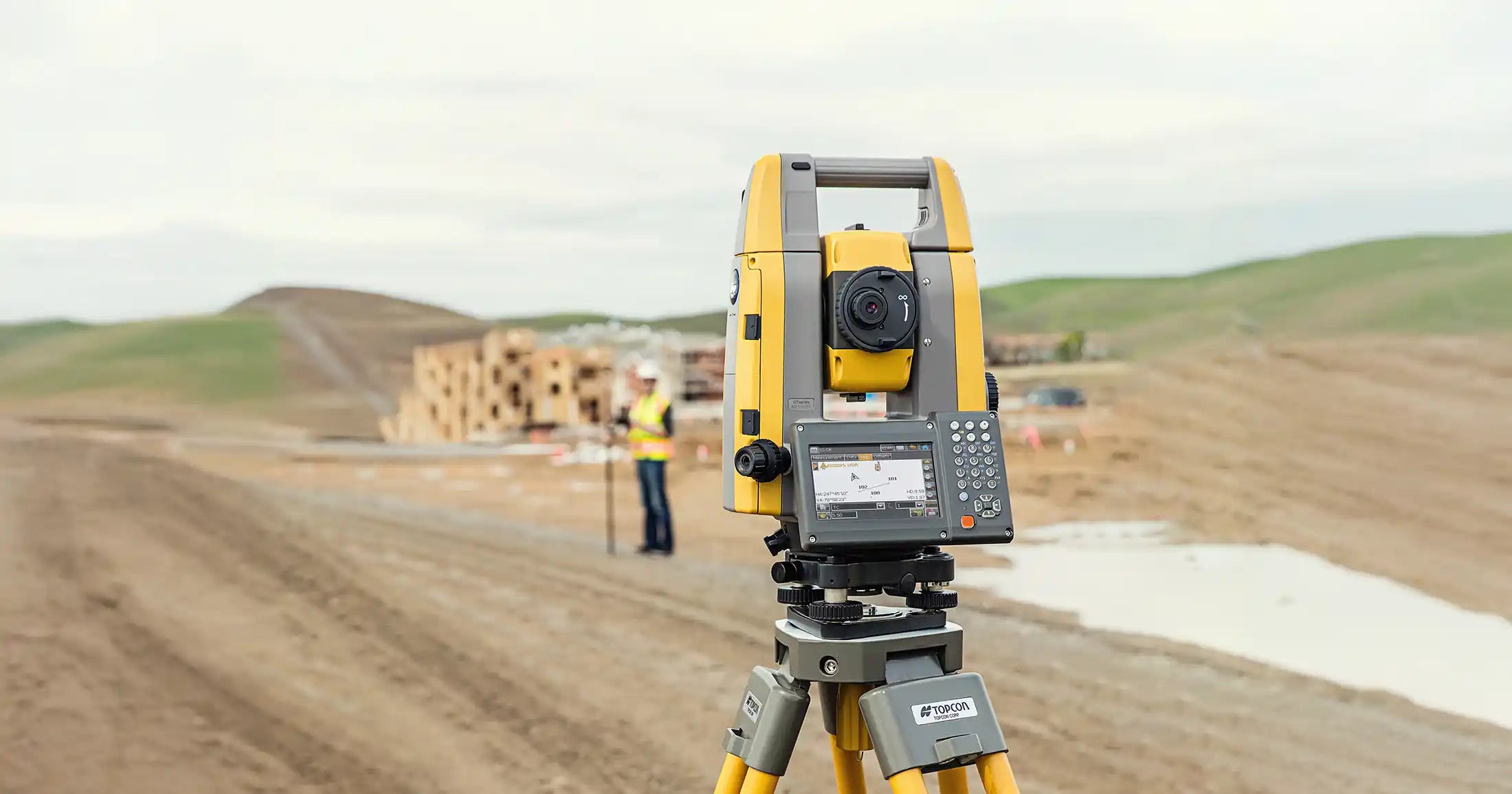 Estaciones totales de topográficas sobre trípode para replanteo y medición en obra