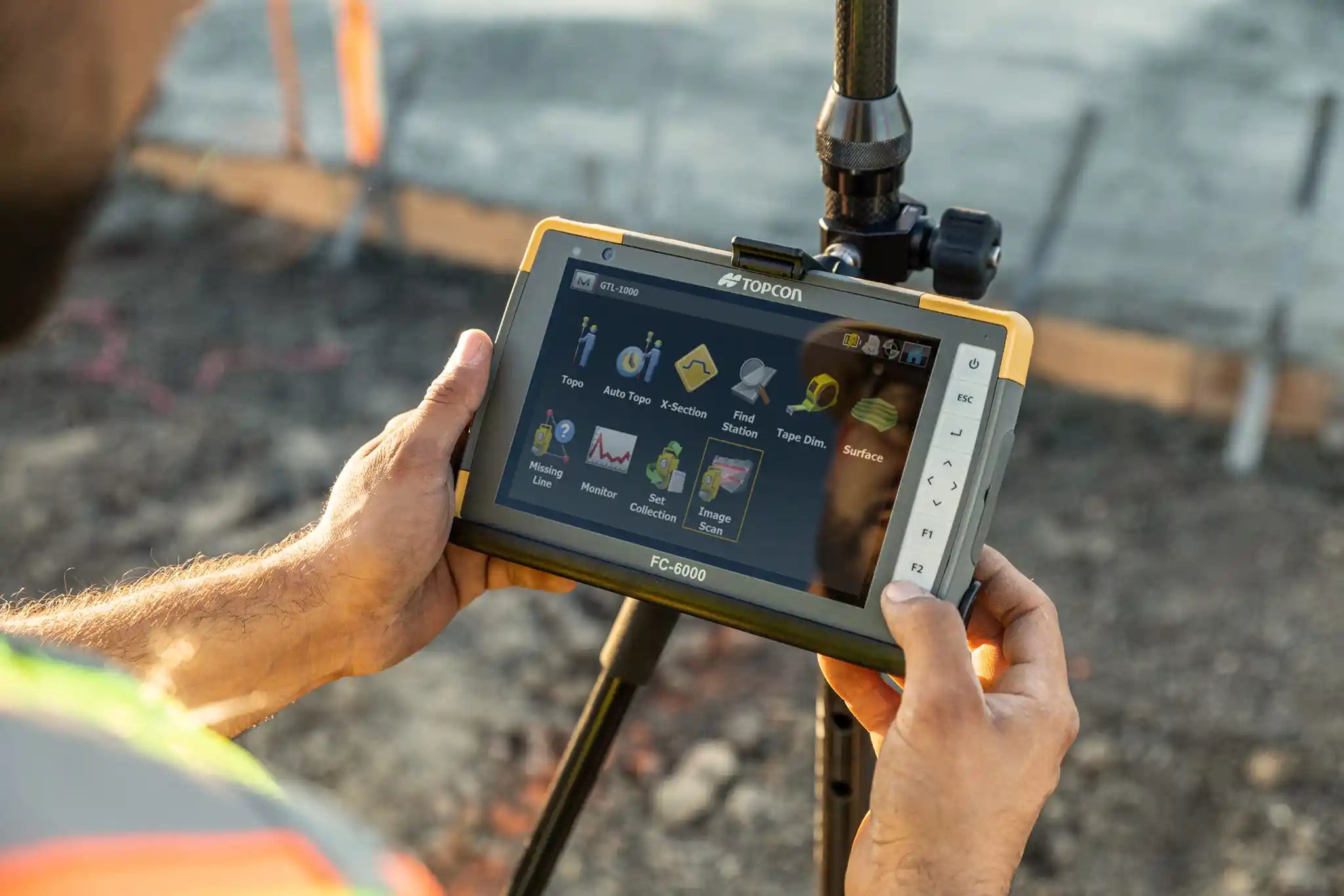 Tablet industrial rugerizada para topografía usada con GPS y estación total en obra