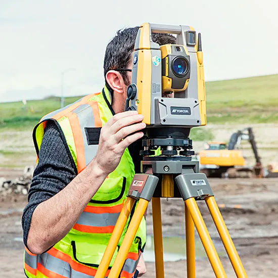 Estación total robótica TOPCON GT-603/GT-605 en acción, realizando levantamientos topográficos con seguimiento automático de prisma y alta precisión.