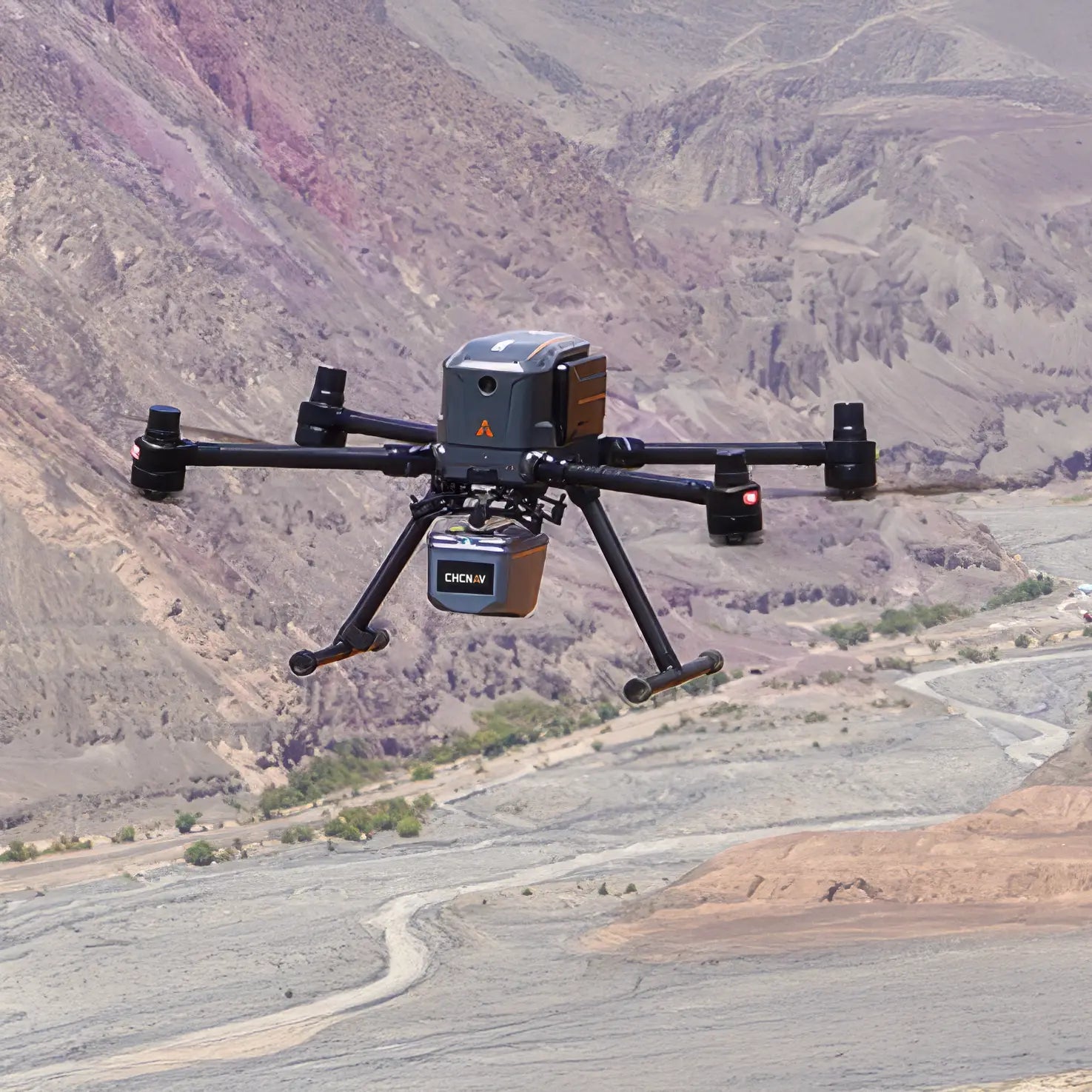 Dron CHCNAV X500 volando en operación de topografía aérea de alta precisión