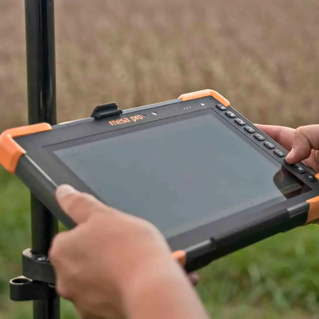 Tablet Mesa Pro en operación de campo topográfico sobre trípode