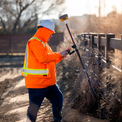 Topógrafo utilizando el GPS GNSS RTK TOPCON HiPer XR con inclinómetro y compensación de inclinación en un levantamiento de campo.