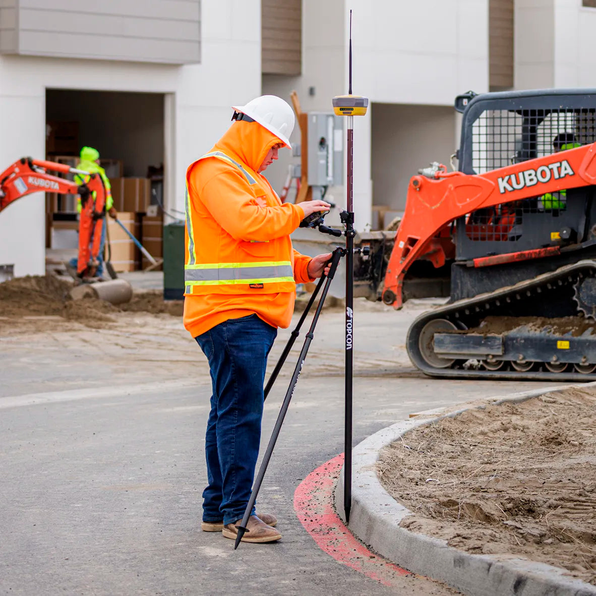 Detalle del receptor GNSS RTK TOPCON HiPer XR montado en un jalón, mostrando su diseño compacto y precisión en mediciones topográficas.
